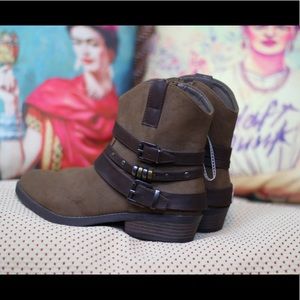 Cute Sam Edelman @kids Becka straps booties!